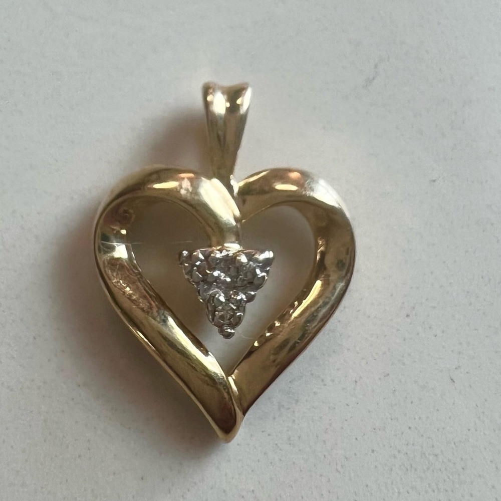 VINTAGE 10K solid yellow gold small heart pendant with diamond